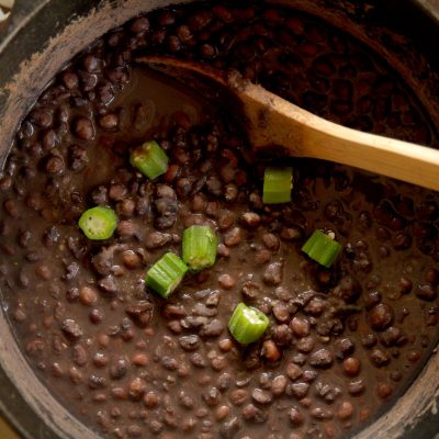 a pot full of crowder peas and okra
