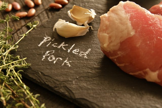  Porc Mariné sur une Planche à Découper Noire 