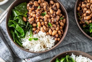 blackeye peas with white rice and lettuce in a bowl